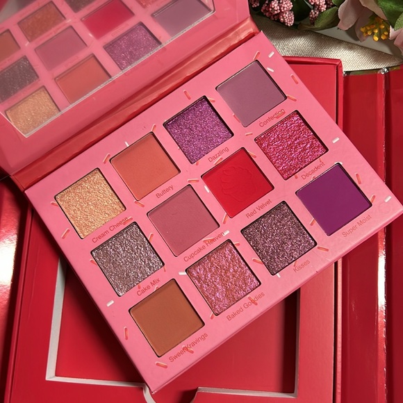 Glamlite Red Velvet Cupcake palette - Picture 2 of 3